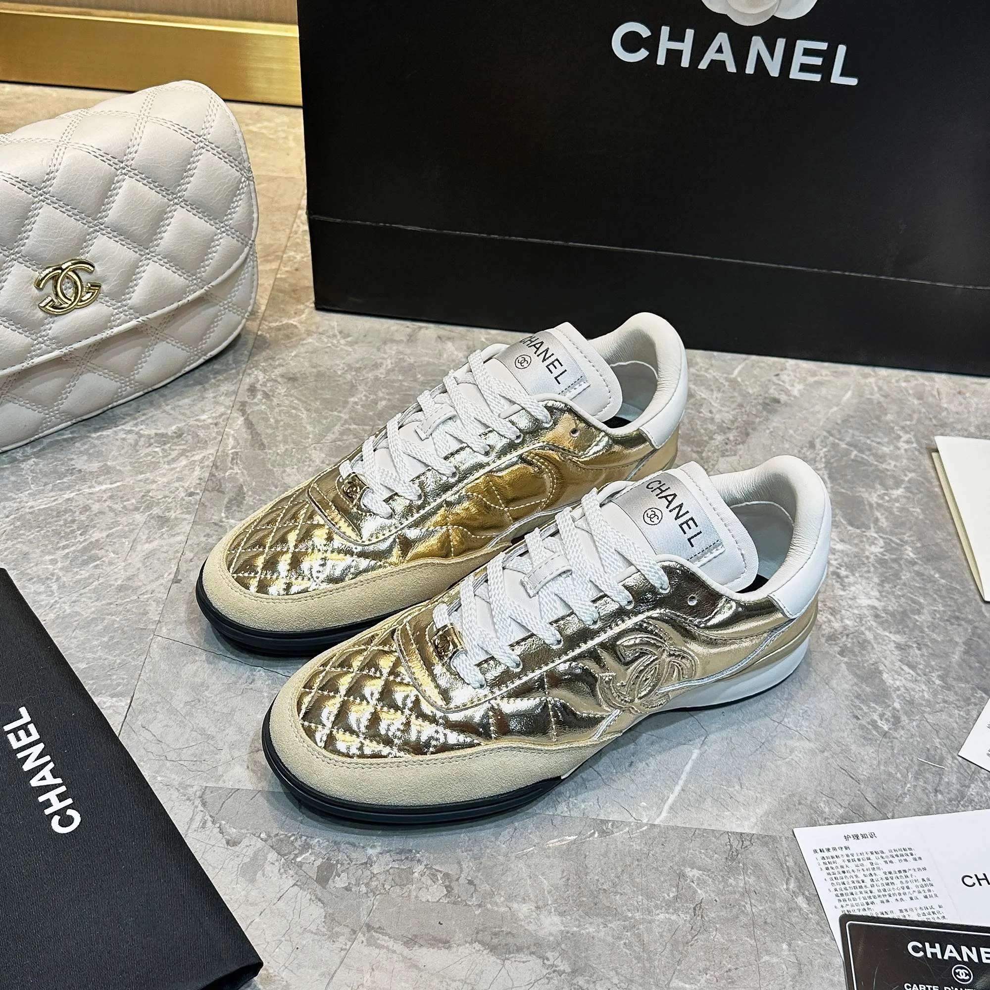👟👟Ex-factory price 560👟👟 Chanel Chanel - 2024 counter top casual sports shoes This classic design; the upper is electro-embroidered with a variety of techniques; the outsole is fashionable and sporty; it is unusual to incorporate a variety of color matching elements... The diversified mix and match is very beautiful and versatile, casual, fashionable, sports and outdoor can be taken into account... ꫛꫀꪝ Go➫ Material: ❶Upper is made of: Original imported mixed-breed sheep ❷Inside made of: original imported breathable sheepskin ❸Outsole based on: original TPU outsole Full set of boutique packaging for women 35–41